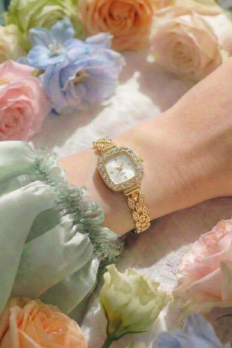 C.L.S.K. - Çerçevesi Taşlı Kare Saat 9064CLSK1184 Gold